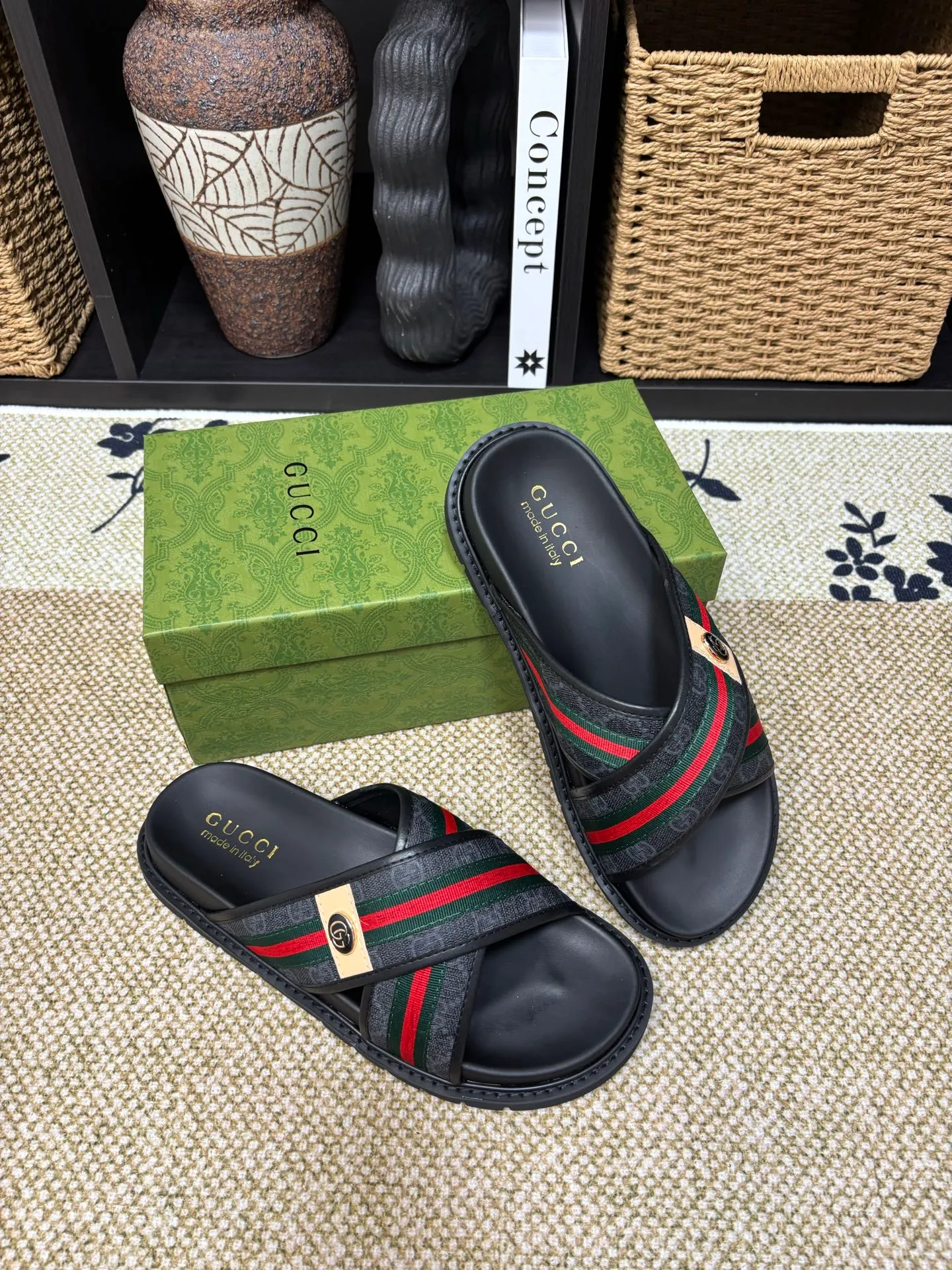 Factory 💰 300 yuan Gucci slippers] high-end men's shoes brand official website 1:1 latest masterpiece: original mold customization, the fabric is made of imported original materials, upgraded outsole, lighter and non-slip. The market's top quality, simple yet tasteful, a must-have for fashionistas, fashionable at your feet, full of confidence, the same style at the counter 👍The season of summer slippers is here. Code: 38-45 (45 customized)
